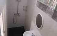 ห้องน้ำภายในห้อง 6 Bintaro Homestay Syariah