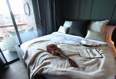 침실 6 Saturdays Residence by Brown Starling