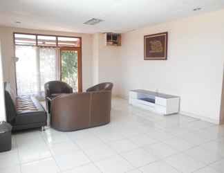 Lobby 2 Rumah Syariah & Kolam Renang Bugenville  Guesthouse