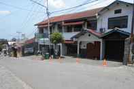 ภายนอกอาคาร Rumah Syariah & Kolam Renang Bugenville  Guesthouse