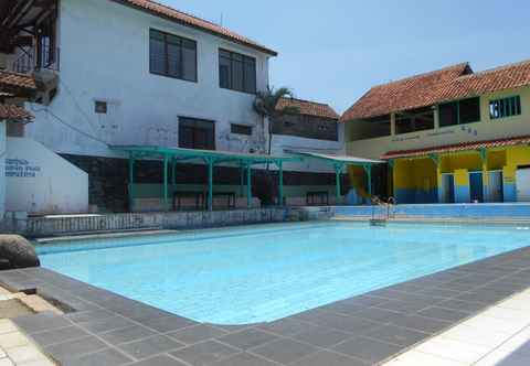 Swimming Pool Rumah Syariah & Kolam Renang Bugenville  Guesthouse