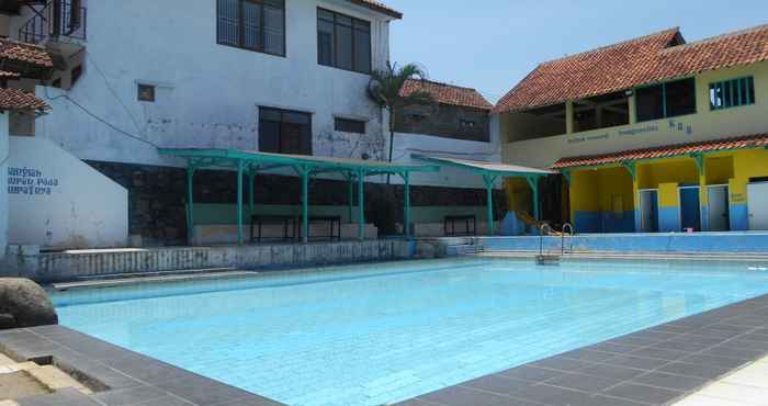 Kolam Renang Rumah Syariah & Kolam Renang Bugenville  Guesthouse