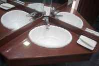 Toilet Kamar Holiday Park Hotel