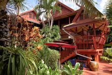 Bên ngoài Golden Teak Home and Resort