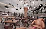 Quầy bar, cafe và phòng lounge 5 favehotel S. Parman Medan