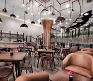 Bar, Cafe and Lounge 5 favehotel S. Parman Medan