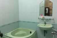 In-room Bathroom Hoang Oanh Hotel Tuy Hoa