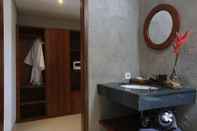 In-room Bathroom The Runik Ubud by Pramana Villas