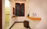 Toilet Kamar 7 Valomia Guesthouse