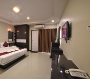 Bedroom 4 Gold Airport Suites