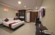 Bedroom 4 Gold Airport Suites