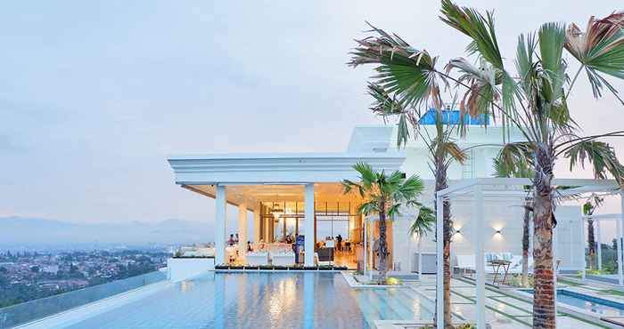 สระว่ายน้ำ Art Deco Luxury Hotel & Residence