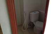 Toilet Kamar 4 Cozy Room at Apartment Green Lake View (AD)