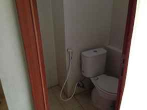 Toilet Kamar 4 Cozy Room at Apartment Green Lake View (AD)