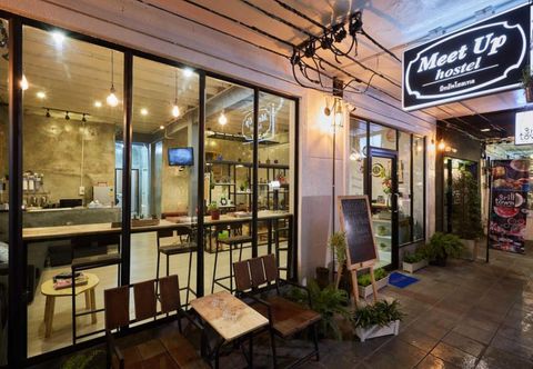 Exterior Meet Up Hostel