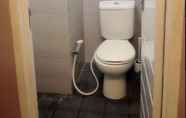 Toilet Kamar 3 Budget Room at Apartment Sentra Timur Residence (LLP)