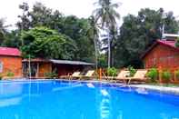 สระว่ายน้ำ Sen Lodge Bungalow Village