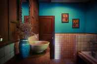 Toilet Kamar Bisoux Cafe Homestay