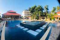 สระว่ายน้ำ New Travel Beach Resort