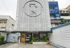 Exterior 2 T Hostel Victory Monument