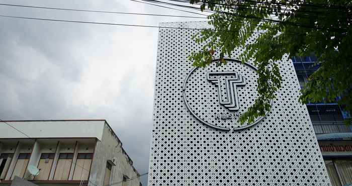 Exterior T Hostel Victory Monument