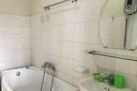 Toilet Kamar Hoang Viet Motel Pleiku