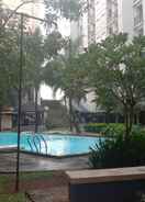 SWIMMING_POOL Apartment Paragon Village Cozy Room at Karawaci by Vichi Pro