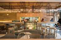 Bar, Cafe and Lounge Issara by D hostel Bangkok