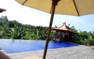 Kolam Renang 7 Joglo Garden Suite