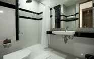 In-room Bathroom 5 Mandiri Mansion 