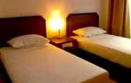 Kamar Tidur 3 Hotel Lucky Inn Manado