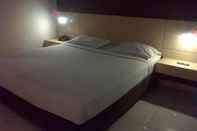 Kamar Tidur Hotel Lucky Inn Manado