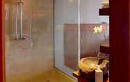 In-room Bathroom 7 Lakeview Hotel & Restaurant Kintamani