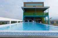 Swimming Pool Syariah Radho Hotel Sengkaling