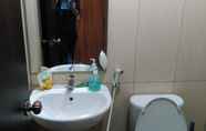 In-room Bathroom 6 City View Apartment De Papilio Surabaya