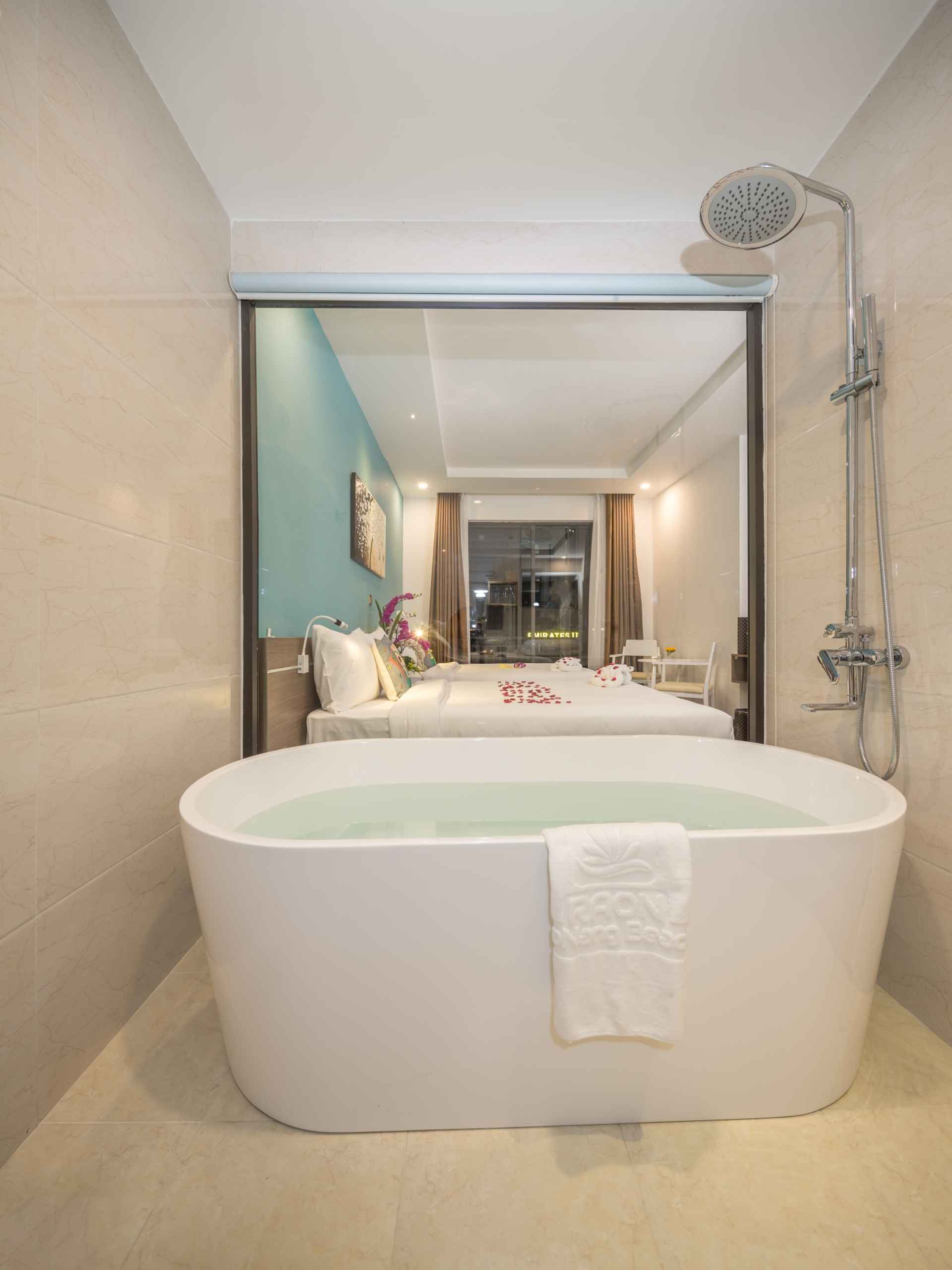 Phòng tắm bên trong Raon Danang Beach Hotel - STAY 24H