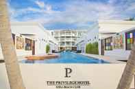 สระว่ายน้ำ The Privilege Hotel Ezra Beach Club (SHA Plus+)