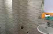 In-room Bathroom 6 Ho Xuan Guest House Pleiku