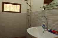 In-room Bathroom Morinda Villa & Resto