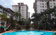 Kolam Renang 4 D'Holiday Suite Apartments