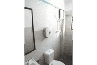 Toilet Kamar Travel Hub GuestHouse