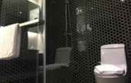 Toilet Kamar 5 M Roof Hotel & Residences