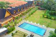 สระว่ายน้ำ Alun Alun Gumati Resort