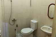 Toilet Kamar Hotel Grand Rofina Sinjai