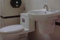In-room Bathroom Nhat Quynh Hotel 1