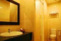 Phòng tắm bên trong Nhat Quynh Hotel 2