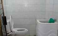 Toilet Kamar 6 Comfort Room at New D'Orange