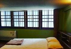Bedroom 4 Bangkhunphrom Happiness Hostel and Restaurant