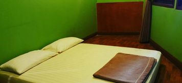 침실 6 Bangkhunphrom Happiness Hostel and Restaurant