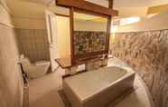 Toilet Kamar 6 Maluku Resort & SPA